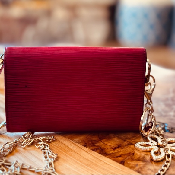 Louis Vuitton Porte Monnaie Billets Tresor Wallet
Epi Leather Red 2000 - Picture 4 of 17